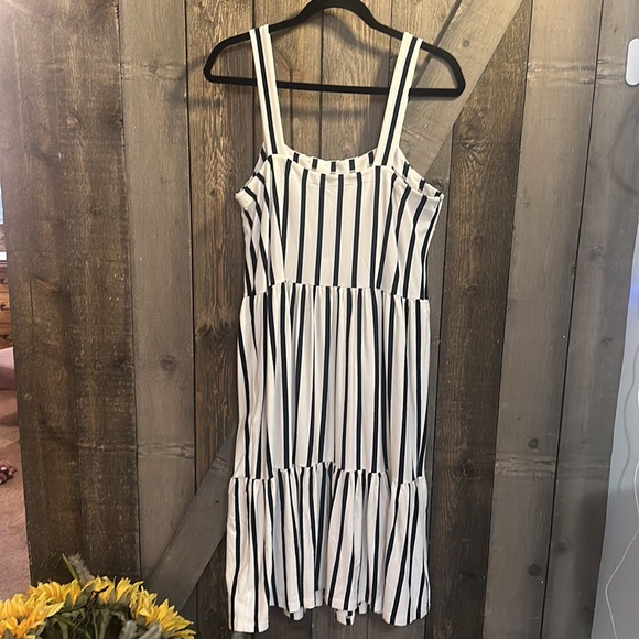 Loft White & Black Tiered Stripe Shift Dress  size 12 worn twice - Picture 5 of 7
